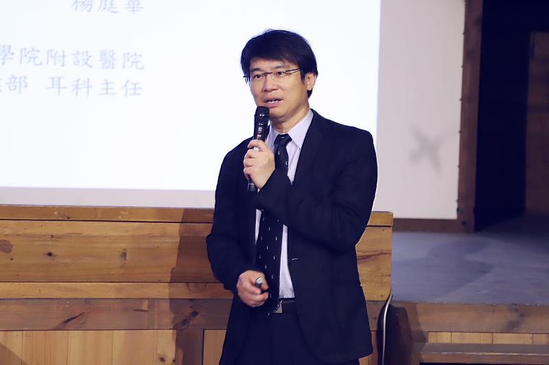 南華大學舉辦健康講座，邀請臺大醫院楊庭華主任談暈眩的成因與治療。