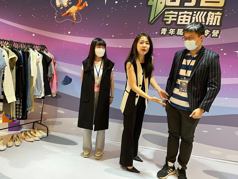 劉為麟老師(中)講解適合穿著的服裝類型