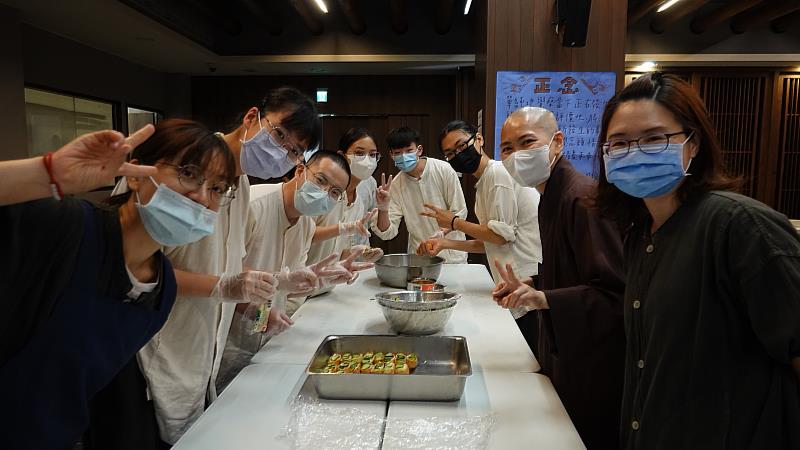 禪修學員準備素食，並感謝了促成盤中餐的每一個食材與其背後所需養成的陽光、空氣、土壤與水。（圖由靈鷲山佛教教團提供）