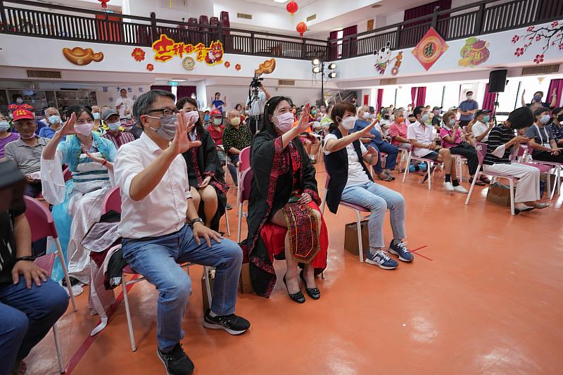 透過歌仔戲角色指法教學、化身劇中人物