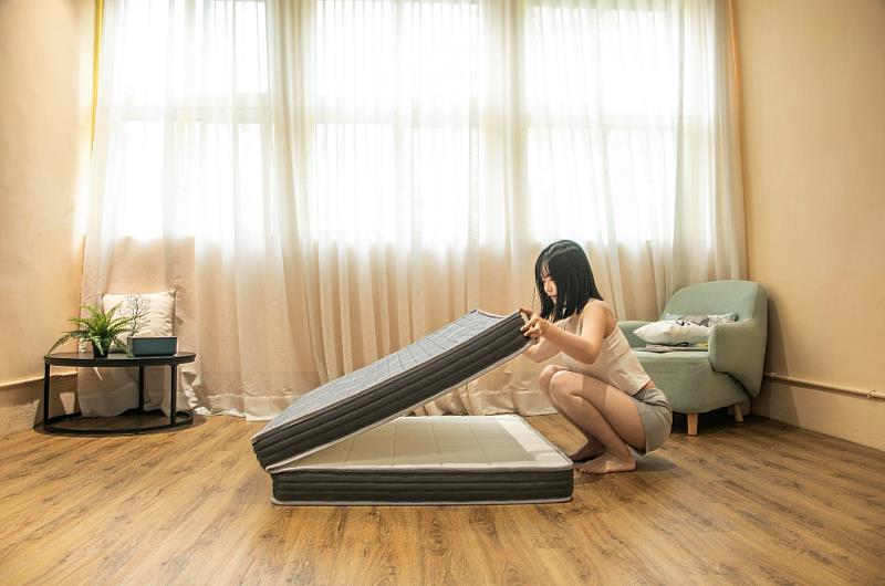 obis推出具有摺疊功能的涼感床墊，受到許多學生及租屋族的喜愛。（圖片來源：obis歐必斯國際家居）
