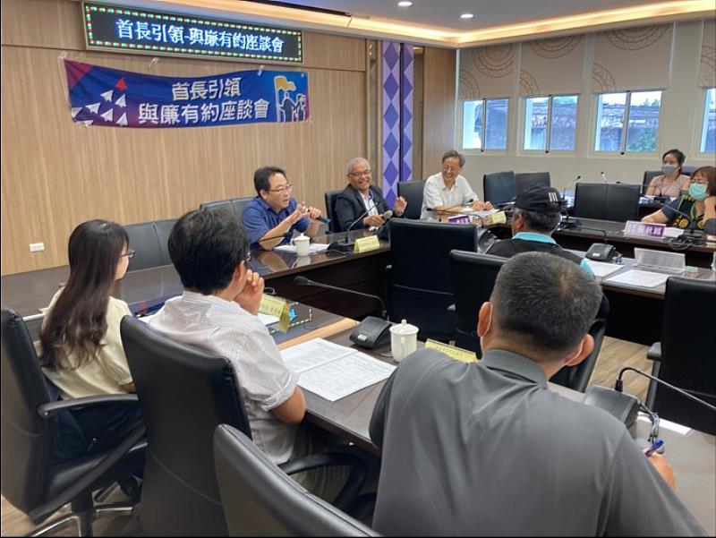 左起為臺灣屏東地方檢察署主任檢察官魏豪勇、三地鄉鄉長曾有欽及本府政風處處長王俊凱，魏主任檢察官以幽默風趣的方式講解刑法與貪污治罪條例案例，避免同仁誤觸法網。