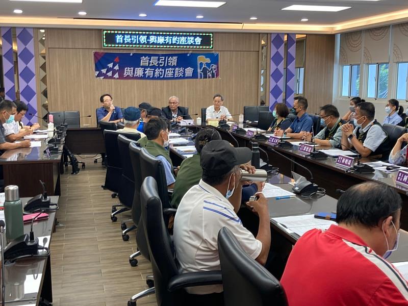 魏主任檢察官豪勇回應三地門鄉公所同仁與該鄉村長就里鄰長文康活動業務之提問，說明利用職務上機會詐取財物罪、圖利罪、詐欺罪及偽造文書罪等法律規定，強化同仁法律觀念。