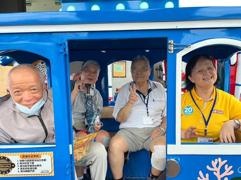 家庭照顧者及被照顧者們一起搭乘潮州鐵道園區內的遊園小火車
