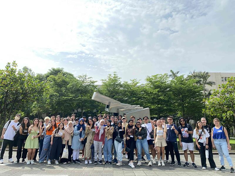 臺科大工管系舉辦外籍學生校外參訪活動，出發前於臺科大校園合影。