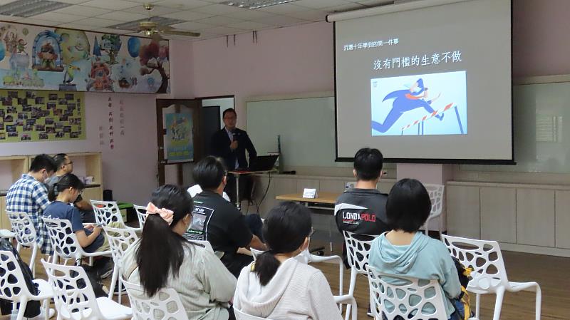 南華大學舉辦創業交享聚，邀請臥龍網路營銷負責人袁敬韋分享行銷成交術及創業理念。