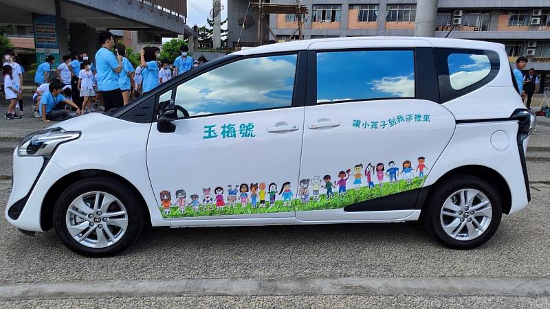 善心團體贈車、辦雙語營隊 照顧偏鄉學子需求