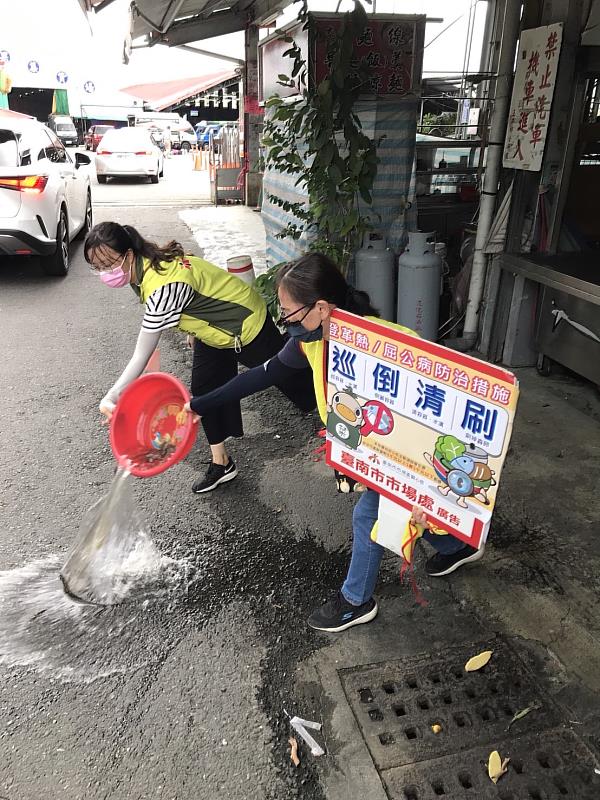 臺南玉井公有零售市場與區公所等局處聯合擴大孳清嚴防登革熱疫情。