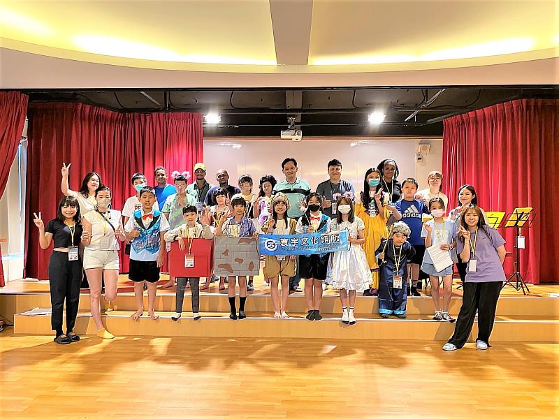元智大學特別為桃園市快樂國小舉辦「寰宇話劇英語營」，帶領小朋友遊歷童話世界