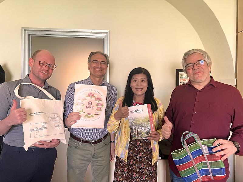 南華大學生技系葉月嬌教授(右2)至義大利宣揚台灣慢城，與美食科學大學商討未來兩校合作事宜。