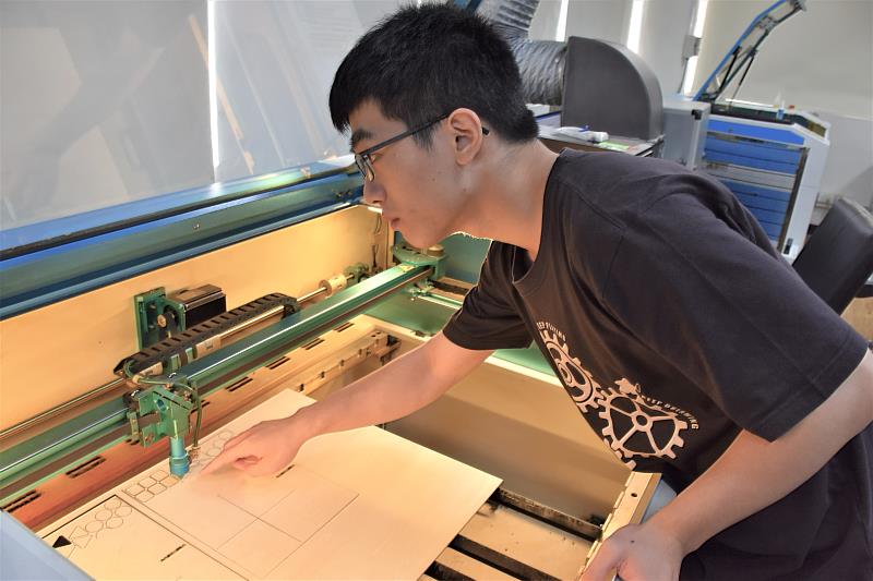 陳致寬運用雷切機試作打樣