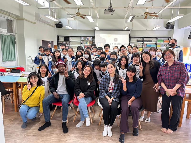 國風國中生與東華外籍生大合照。