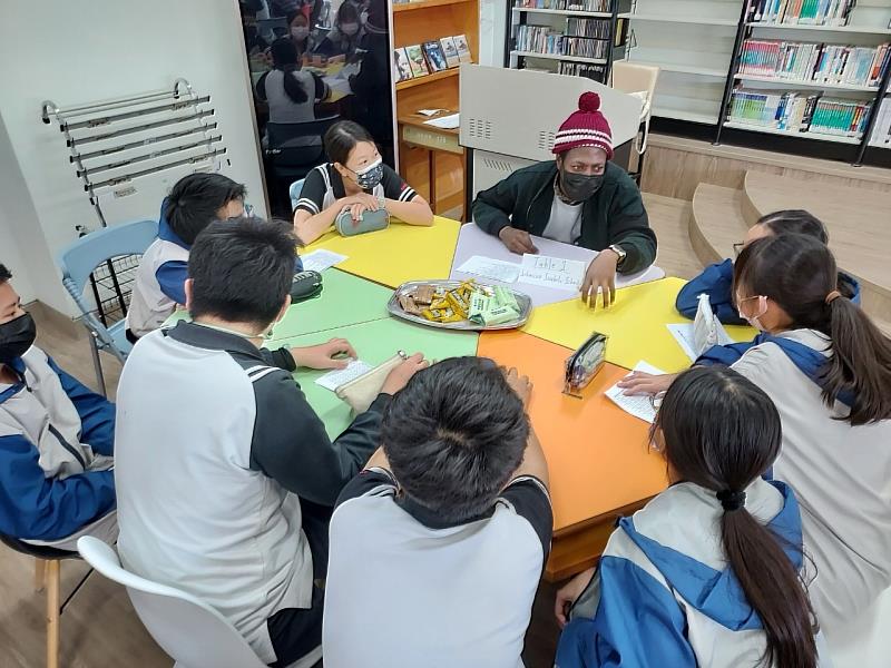 史瓦帝尼籍學生與國風國中學生互動。