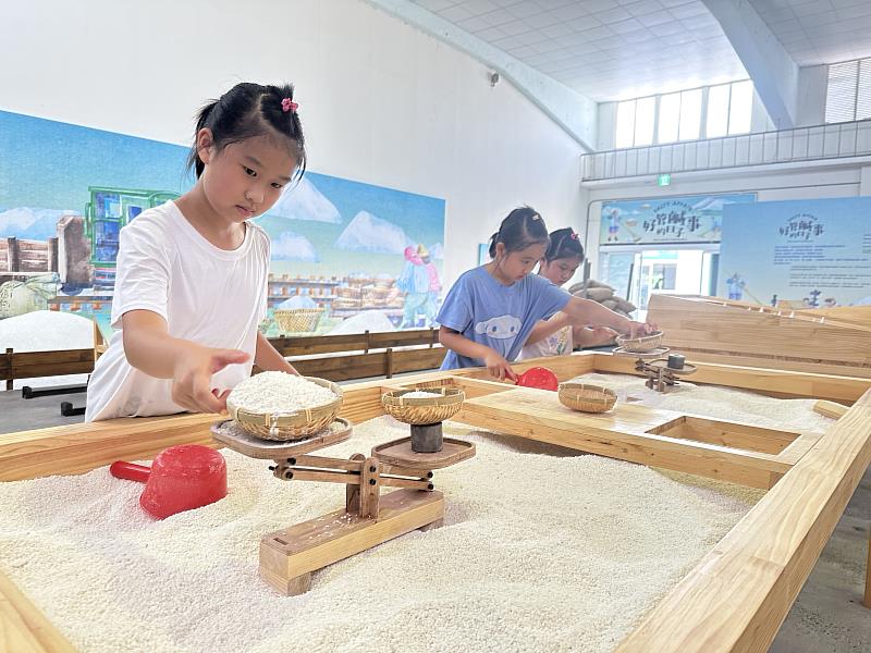 七股鹽山「好管鹹事的日子」主題特展，讓消費者實際體驗昔日鹽工，依重量秤重領薪的「領鹽銀」特殊經驗。