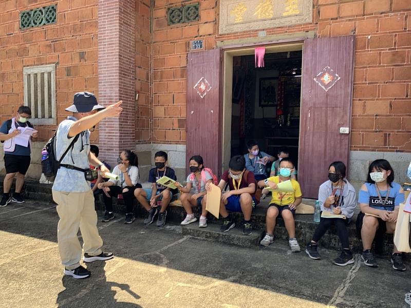 竹縣文化局長李安妤說，每年的《吳濁流文學小旅行》都會有一個梯次與新竹家扶中心合作，提供近百名弱勢家庭學童免費參加。