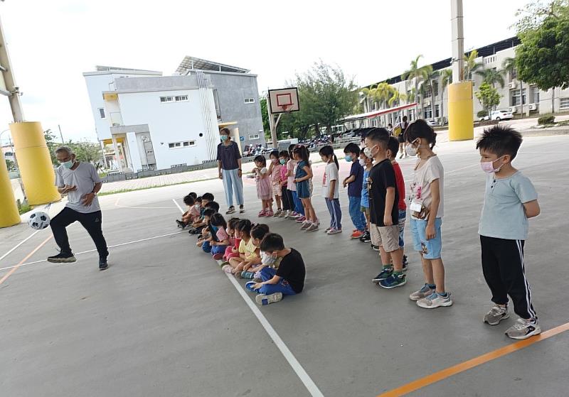 崑山土城非營利幼兒園辦理老幼共學足球