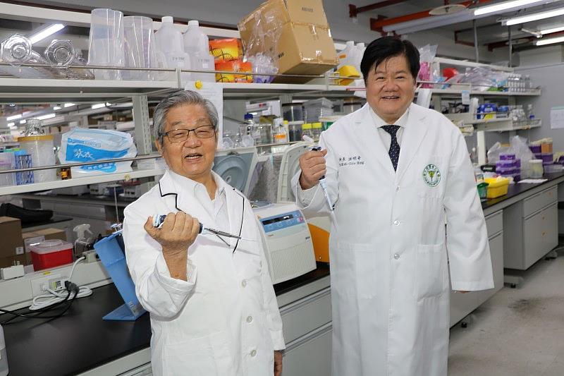 洪明奇院士（右）與郭盛助講座教授為台灣科學家研究腫瘤及藥化領域的翹楚