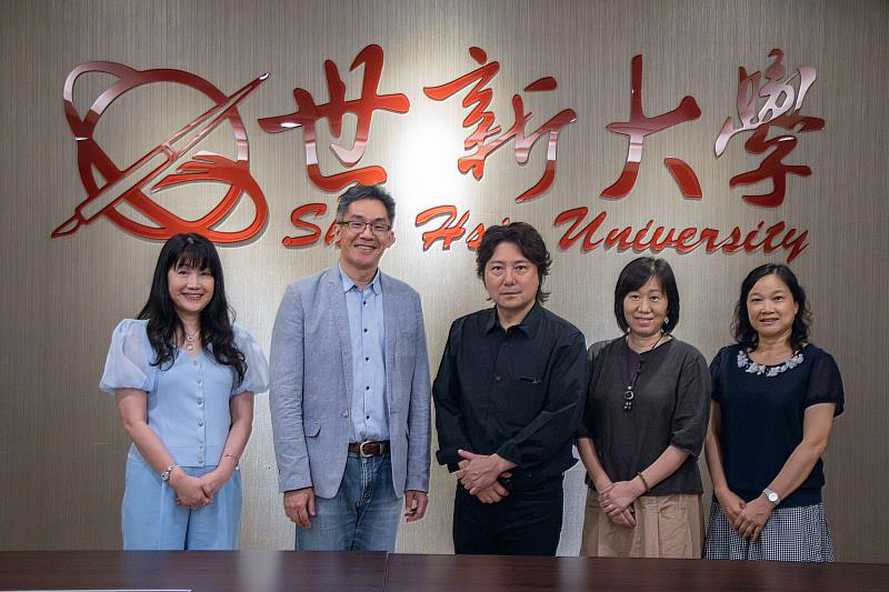 山口大學國際學綜合科學院教授小川仁志（左三）特地參訪世新大學，期待開啟兩校交流。（世新大學提供）