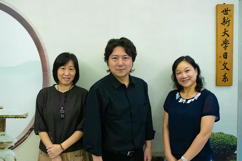 知名日本作家、哲學家小川仁志（中）代表山口大學來訪世新大學。（世新大學提供）