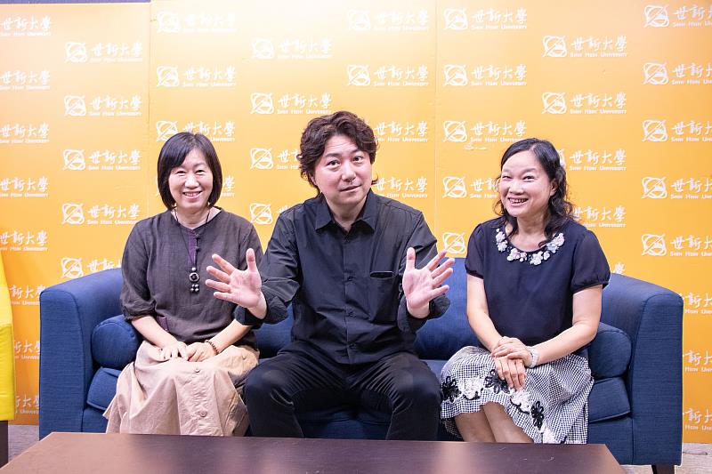 世新日文系主任鄭加禎（左）、副教授顏幸月（右）帶領小川仁志參訪全媒體大樓。（世新大學提供）