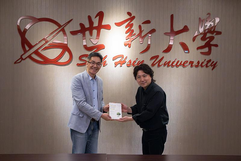 世新大學副校長賴正能（左）獲贈知名日本作家小川仁志著作。（世新大學提供）
