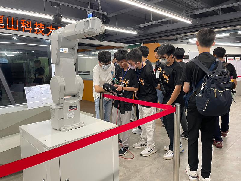 馬來西亞中學參觀崑大工業4.0技術研發中心