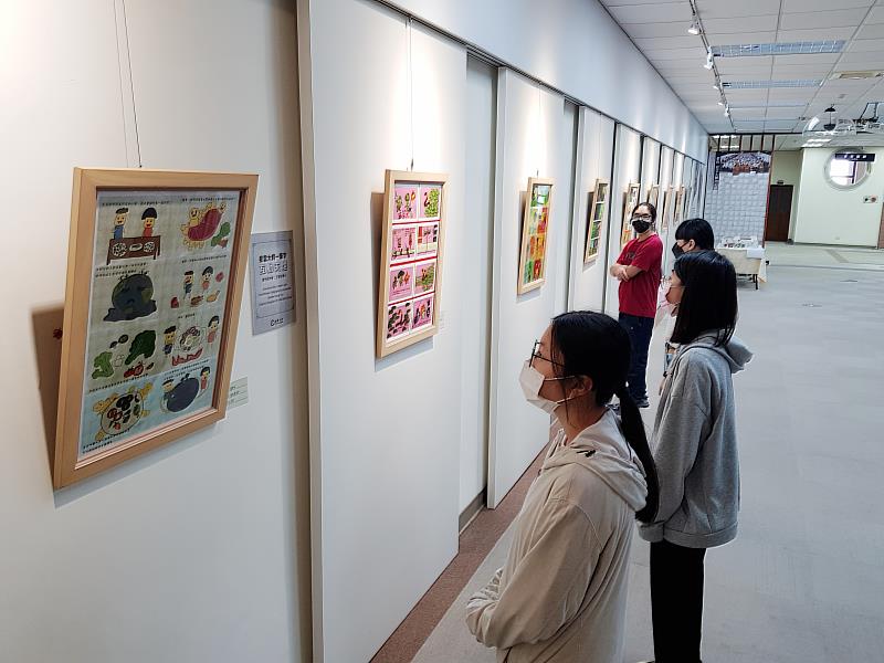 南華大學視設系課程融入SDGs，舉辦「生生不息-繪本設計與文創商品展」，展現學生繪本創作能力。