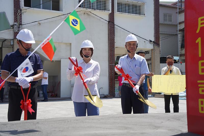 縣長周春米、客委會副主委范佐銘(右)，舉行開工動土儀式