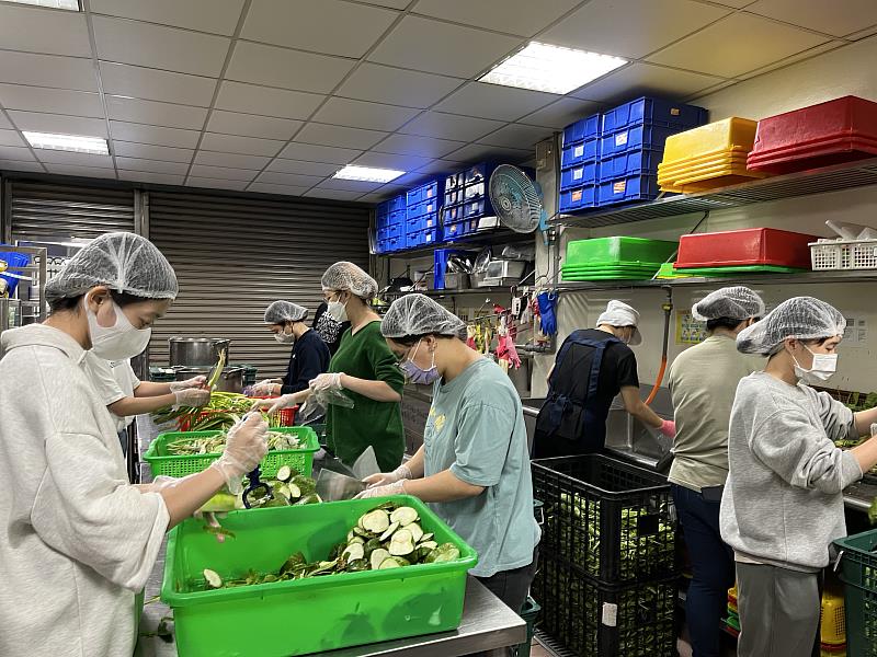 志工人員進行剩食整理。（照片由社團法人台灣基督教好牧人全人關顧協會提供）