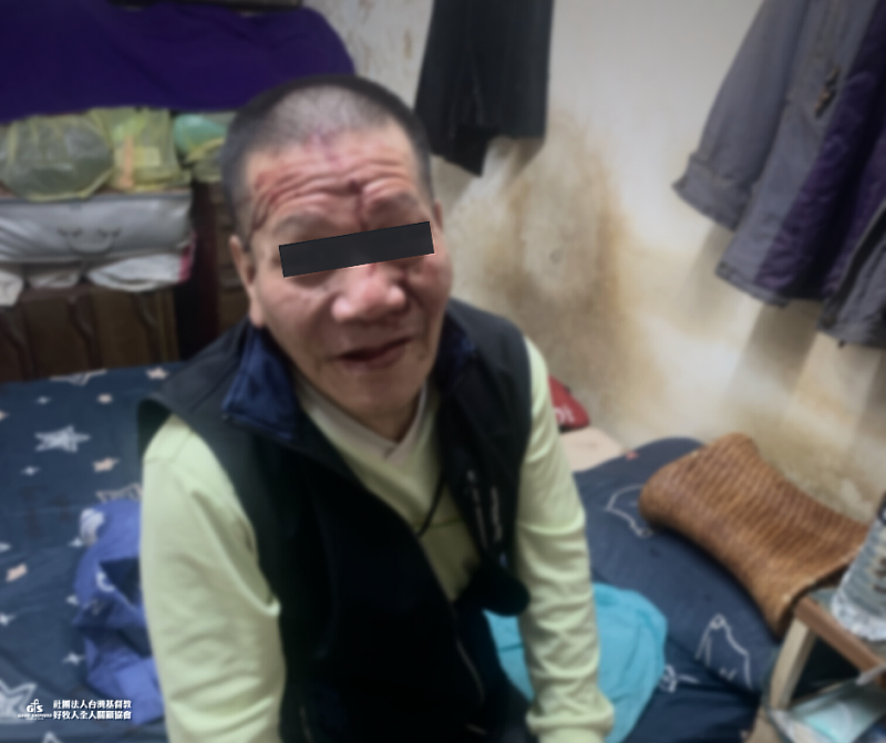 關懷劉伯伯生活起居。（照片由社團法人台灣基督教好牧人全人關顧協會提供）