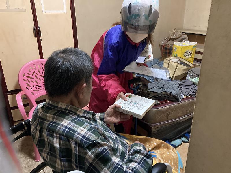 志工人員獨老送餐服務。（照片由社團法人台灣基督教好牧人全人關顧協會提供）