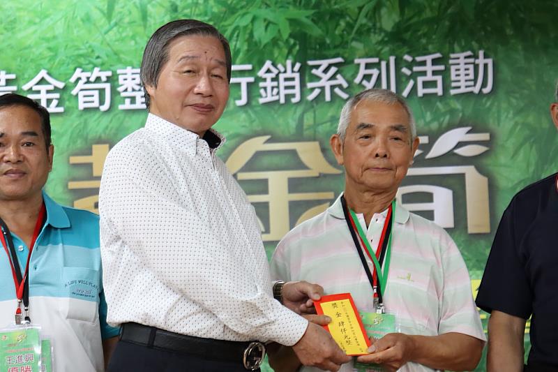 新北市農會理事長林讚枝(左二)表揚全國評鑑有機組季軍李祥溪(右一)