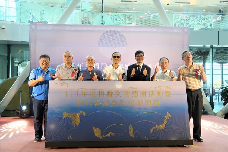 圖2 客發中心何金樑主任與111年度捐贈人合影