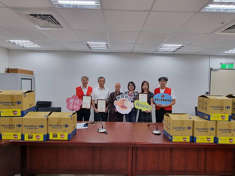 14日上午在台北市政府會議室，舉辦愛心食物箱捐贈儀式。（圖由台北市政府社會局提供）