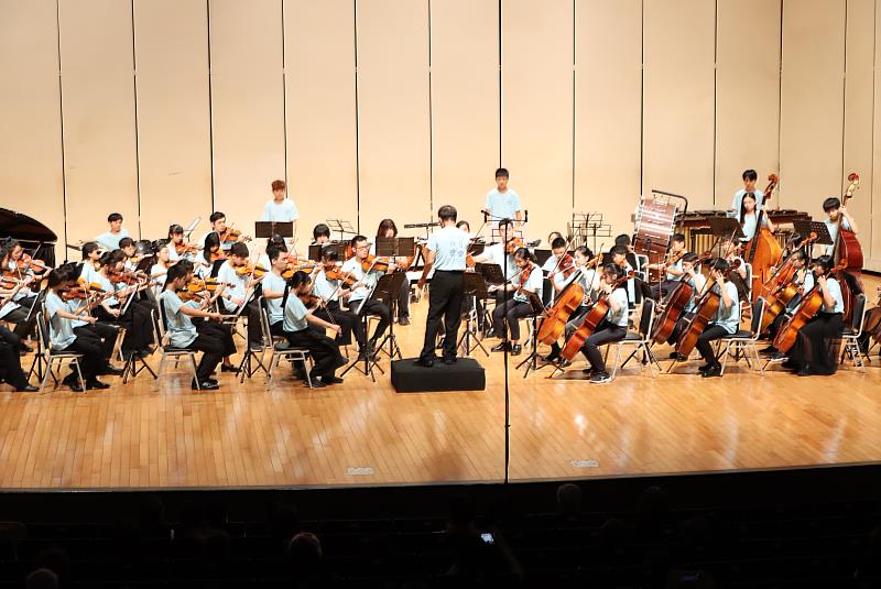 張榮發基金會贊助基隆市「仲夏樂響」音樂營訓練經費，7月14日在基隆演藝中心舉辦成果發表會。