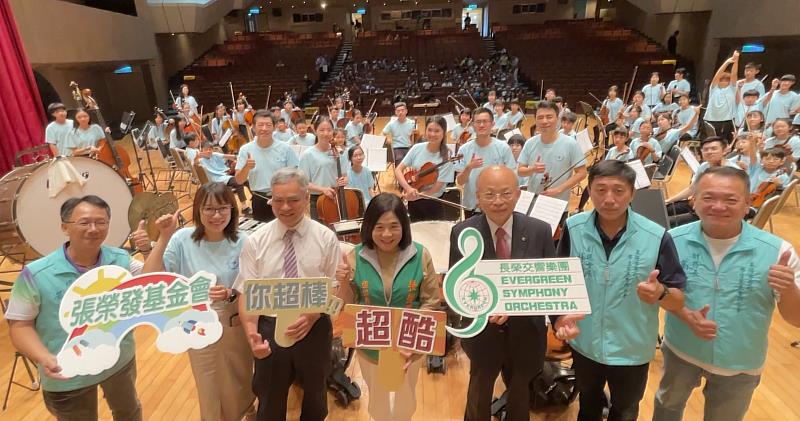 張榮發基金會執行長鍾德美(中) 、長榮交響樂團團長張逸士(右三)、成功國中校長張志明(左三)及與會貴賓與音樂營全體學員合影。