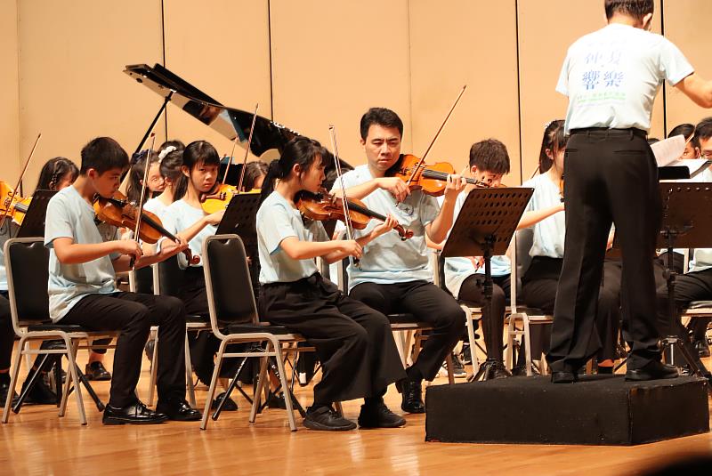 長榮交響樂團副首席林世昕(右一)指導音樂營學員演出。
