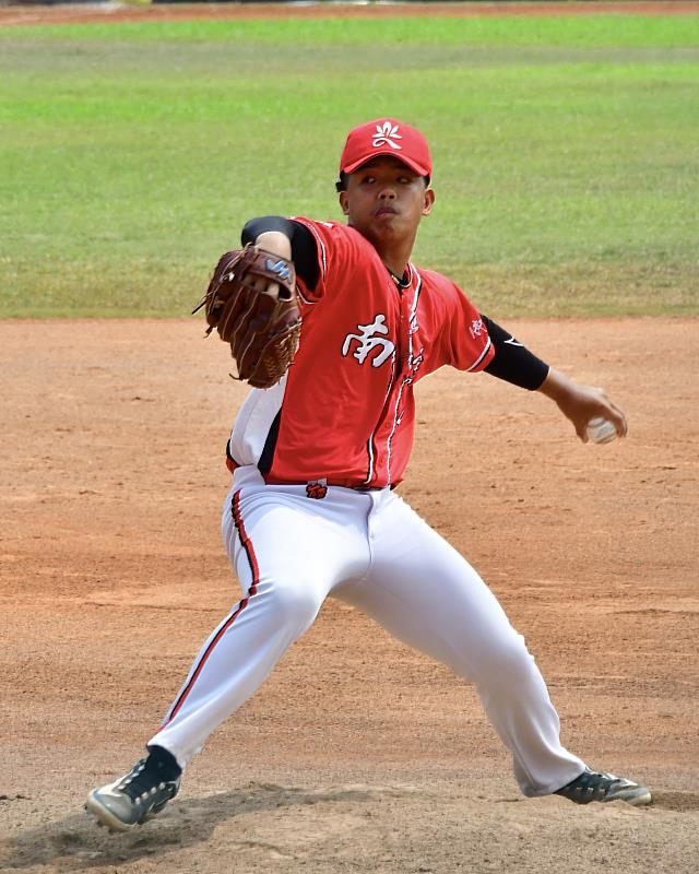 南華大學棒球隊左投黃群，於2023中職選秀會獲台鋼雄鷹球團指名。