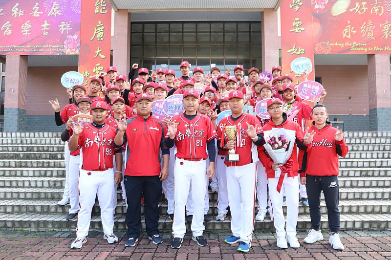 南華大學棒球隊選手連續六年獲指名選入中華職棒，左投黃群(第二排右1)於2023中職選秀會獲台鋼雄鷹球團指名。