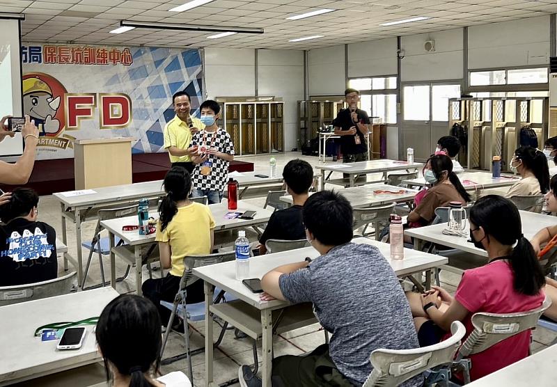 「消防職人體驗營」專業課程豐富多元，包括消防衣帽鞋與空氣呼吸器著裝體驗、災害搶救與緊急救護情境演練、特種搜救隊繩索救援實作及防火防災宣導知識等