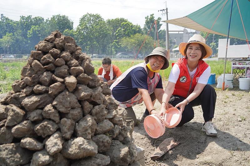 縣長周春米到場體驗焢土窯活動,熱情民眾爭相邀請拍照