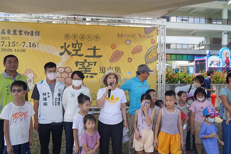 屏東縣政府15、16日連續兩天在農業物產館舉辦農村嘉年華活動