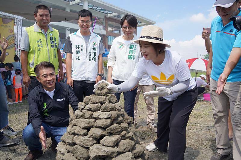 縣長周春米到場體驗焢土窯活動