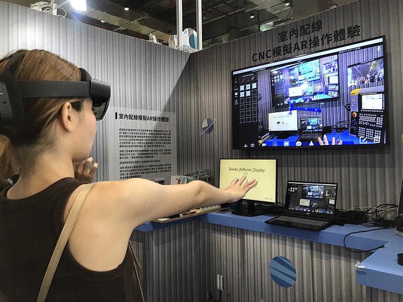 展示區吸引民眾體驗AR模擬操作