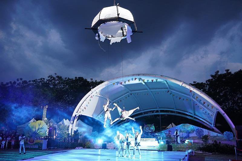 屏東夏日狂歡祭開幕由西班牙的空中劇院揭開序幕