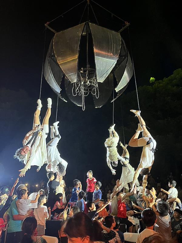 西班牙的空中劇院特別加碼演出，與民眾開心互動，讓民眾相當驚喜