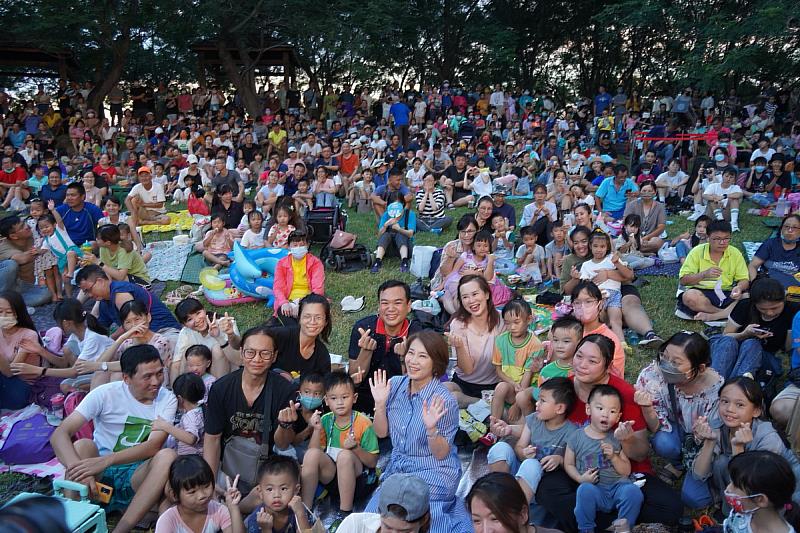 2023屏東夏日狂歡祭開趴，縣長周春米與熱情民眾開心合影