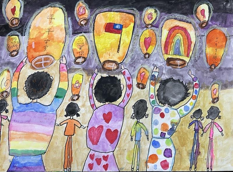 二年級鄭宇薰的作品是彩色天燈，她希望每個人都把心中滿滿的希望色彩畫上在天燈上，攜手祈願天燈帶給大家幸福。