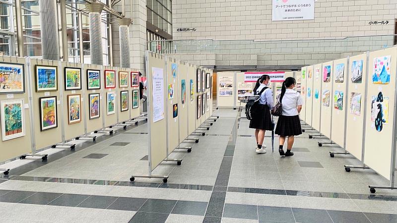 「2023日本鳥取縣-臺灣學校作品聯合展」，邀請4校共同展出，其中新竹縣新豐國小受邀參展，帶來20件作品，歡迎大家欣賞溫暖的作品。
