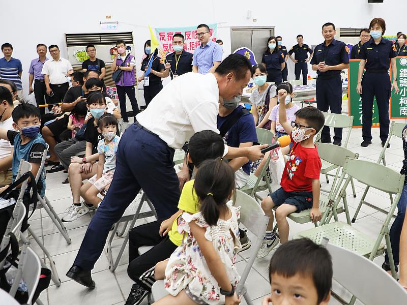 嘉義縣小小警察體驗營活動 學童穿上迷你制服帥氣登場